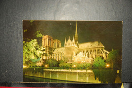 CP, 75, PARIS LA NUIT, Notre Dame Illuminée Coté Abside - Parigi By Night