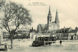 Chartres * La Place Chatelet Et La Cathédrale * Train Locomotive Wagons * Ligne Chemin De Fer - Chartres