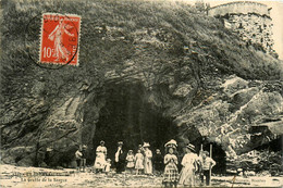 La Bernerie * La Grotte De La Source * Promeneurs - La Bernerie-en-Retz