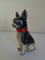 Escultura De Un Perro Boston Terrier Sentado Y Con Un Collar Rojo. Metal Pintado. Estilo Viena. - Metall