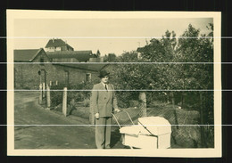 Orig. Foto 1955, Mann Mit Kinderwagen Unterwegs In Crimmitschau, Ortspartie - Crimmitschau