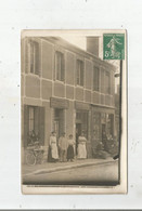 AILLANT SUR THOLON (YONNE) ? CARTE PHOTO  ANIMEE DEVANT  LE CAFE DU COMMERCE ET LA BOULANGERIE 1911 - Aillant Sur Tholon