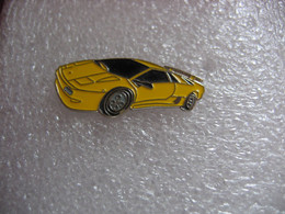 Pin's D'une Ferrari De Couleur Jaune, Lamborghini Diablo - Ferrari