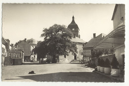 63/ CPSM - St Gervais D'Auvergne - La Mairie Et L'Eglise - La Place La Gendarmerie - Saint Gervais D'Auvergne