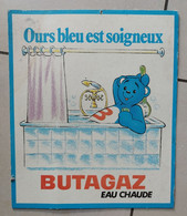 Plaque En Carton Ours Bleu Est Soigneux Butagaz Eau Chaude - Format : 37.5x31.5 Cm - Targhe Di Cartone