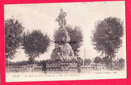 30 - ALAIS ( ALES ) La Statue Du Poete Florian Sur La Place De La République - Alès