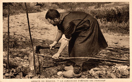 N°9943 -cpa Mission  -le Jardinier Prepare Ses Perches- Abbaye De Boquen- - Missions