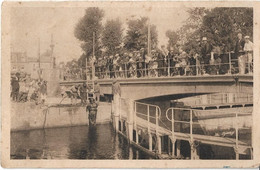 OUISTREHAM RIVA BELLA - Un Coin Du Port - Le Scaphandrier Remonte à La Surface - Après La Visite Des Portes De L'écluse - Ouistreham