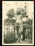Orig. Foto 1957 Hübsches Blondes Mädchen, Kurze Hose, Teenager, Posiert Für Kamera, Cute Young Girl, Lolita, Shorts - Persone Anonimi
