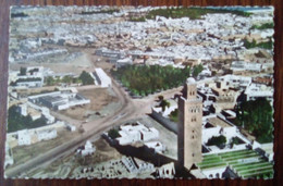 Maroc - Carte Postale Colorisée - En Avion Sur Marrakech - La Koutoubia Et La Ville Ancienne - Marrakech