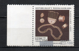 MADAGASCAR N° YVERT 1681AP   NEUF SANS CHARNIERE COTE MICHEL  80.00€  BIJOUX  VOIR DESCRIPTION - Madagascar (1960-...)