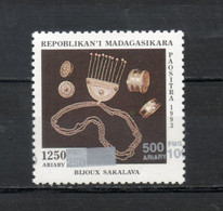 MADAGASCAR N° YVERT 1681AP   NEUF SANS CHARNIERE COTE MICHEL  80.00€  BIJOUX - Madagaskar (1960-...)