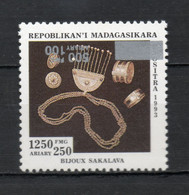 MADAGASCAR N° YVERT 1681AP SURCHARGE RENVERSEE  NEUF SANS CHARNIERE COTE MICHEL  ? €  BIJOUX - Madagaskar (1960-...)