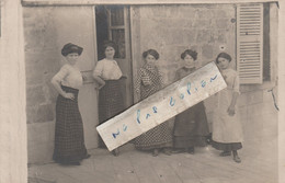 NEVERS  - Des Ouvrières Qui Posent Devant Leur Atelier   ( Carte Photo ) - Nevers