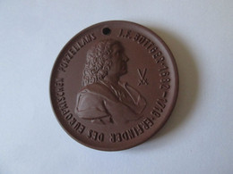 GDR/DDR Porcelain Communist Medal Dresden-Meissen Honor Of DDR 1982,diameter=42 Mm - Duitse Democratische Republiek