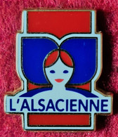 SUPER PIN'S "BISCUITS L'ALSACIENNE"" : SUPERBE PIN'S Signé Arthus BERTRAND Paris En ZAMAC Base Or  2,2X2cm - Food