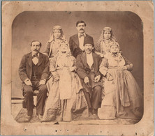 ARMENIE PHOTO ANCIENNE 19e FAMILLE ARMENIENNE EN TENUE TRADITIONNELLE ARMENIAN FAMILY ALBUMEN FOTO ARMENIA MOYEN ORIENT - Alte (vor 1900)