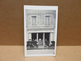 SANCOINS (18) Carte Photo Devanture Du Café De La Paix Place Du Marché Animation - Sancoins