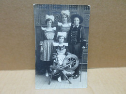 CONCARNEAU (29) Carte Photo Fete Des Filets Bleu 1925 Personnages En Costume Rouet - Concarneau