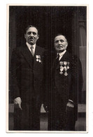 CARTE PHOTO :  HOMMES MEDAILLES - NOCES D'ARGENT JUIN 1936 - (Photo SLECHTA PARIS 14ème) - - Marriages
