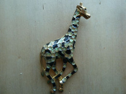 Broc-069 Broche Représentant Une Girafe Sertie De Brillants Et Taches Céramique Noire Sur Métal Doré - Other & Unclassified