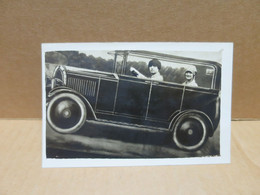 MONTAGE FORAIN Carte Photo Deux Femmes Dans Une Automobile - Photographie