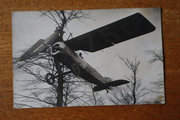 Carte Photo Accident  Avion Avec Son Pilote Dans Un Arbre  Vers 1930  Identifier - Aviation
