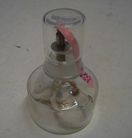 Lot. 1843. Ancienne Petite Lampe à Pétrole En Verre Avec Son Capuchon - Lighting & Lampshades