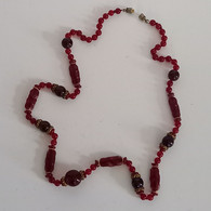 Collier Ancien En Pâte De Verre Rouge Et Rondelles De Laiton - Necklaces/Chains