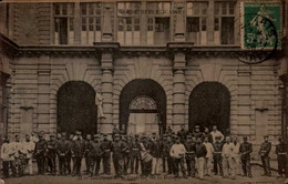 GARDE  RÉPUBLICAINE   INTÉRIEUR DE LA CASERNE  DE LA BANQUE - Ile-de-France