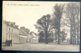 Cpa Du 29 Le Faou -- Place De La Foire -- Mairie Et école  AOUT22-2 - Châteauneuf-du-Faou