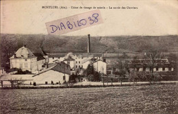 MONTLUEL     ( AIN )  USINE DE TISSAGE DE SOIERIE. LA SORTIE DES OUVRIERS - Montluel