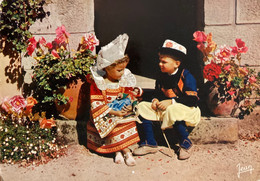 Jeux Jouets - Enfants Bretons Jouant Avec Une Poupée - Costume Coiffe Bretagne - Doll - Speelgoed & Spelen