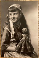 Jeux Jouets - Enfants De Plougastel Daoulas Jouant Avec Une Poupée - Costume Coiffe Bretagne - Doll - Speelgoed & Spelen