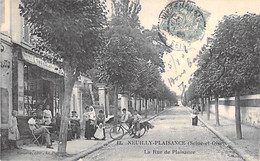 93 - NEUILLY PLAISANCE : La Rue De Plaisance ( Terrasse Animée D'un Café En 1er Plan ) CPA - Seine St Denis - Neuilly Plaisance