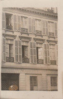 75004 - Rue Rambuteau - Deux Personnes à La Fenêtre De Leur Immeuble En 1911 ( Carte Photo ) - Arrondissement: 04