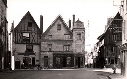 Thouars (Deux Sèvres) La Place Saint-Médard Et Rue Du Château, Maisons Du XVe Siècle - Edition La Cigogne - Brioux Sur Boutonne