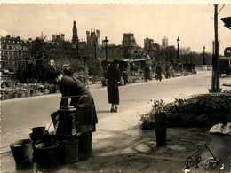 Paris * 1er * Le Marché Aux Fleurs * Au Fond , L'hôtel De Ville - Paris (01)