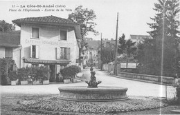 La COTE-SAINT-ANDRE (Isère) - Place De L'Esplanade - Entrée De La Ville - Café Des Voyageurs Housset, Fontaine - La Côte-Saint-André