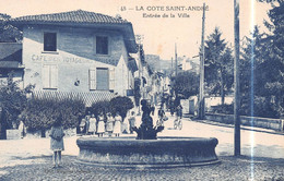 La COTE-SAINT-ANDRE (Isère) - Entrée De La Ville - Café Des Voyageurs Housset, Fontaine - La Côte-Saint-André
