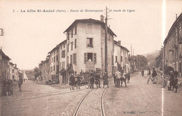 La COTE-SAINT-ANDRE (Isère) - Route De Beaurepaire Et Route De Lyon - Voie Ferrée Du Tramway, Publicité Chocolat Menier - La Côte-Saint-André