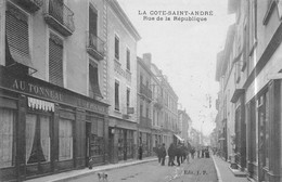 La COTE-SAINT-ANDRE (Isère) - Rue De La République - Café Au Tonneau F. Pugniet, Voie Ferrée Du Tramway - La Côte-Saint-André