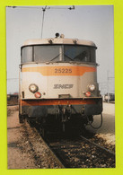 PHOTO Originale Train Wagon Engin De Traction Loc Loco Locomotive Electrique SNCF 25225 De Face Non Datée - Eisenbahnen