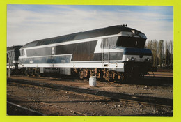 PHOTO Originale Train Wagon Engin De Traction Loc Loco Locomotive Diesel SNCF 72015 Avec Blason Non Datée - Eisenbahnen