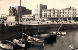 Le Havre * La Place Gambetta Et Le Monument Aux Morts - Zonder Classificatie