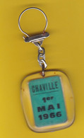 ANCIEN PORTE CLEFS  CHAVILLE 1ER MAI 1966 AVEC BRIN DE MUGUET AU DOS  ACHAT IMMEDIAT - Key-rings