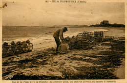 Ile De Noirmoutier * Au 1er Plan Un Pêcheur Arrime Ses Casiers à Homards , Vue De La Plage Vers La Blanche * Pêche - Noirmoutier