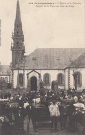 CPA (29)  PLOUGUERNEAU L Eglise Et Le Calvaireb Aspect De La Place Un Jour De Foire - Plouguerneau