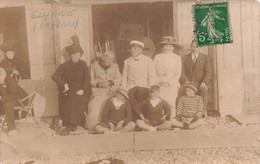 CPA Photographie D'un Groupe De Personnes Devant Une Cabine De Plage - Cayeux Sur Mer ? Guyanne - Cayeux Sur Mer