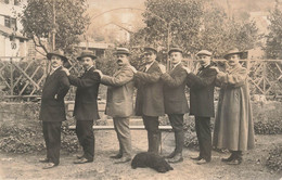 CPA Photographie - Hommes En File Indienne -  Amis Qui Font Une Chenille Dans Un Jardin - Photographs